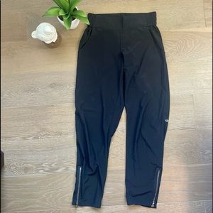 ALO lightweight joggers with elastic waistband and zippered ankles. Size S.